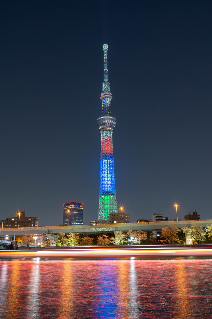 スカイツリーと屋形船(光跡)