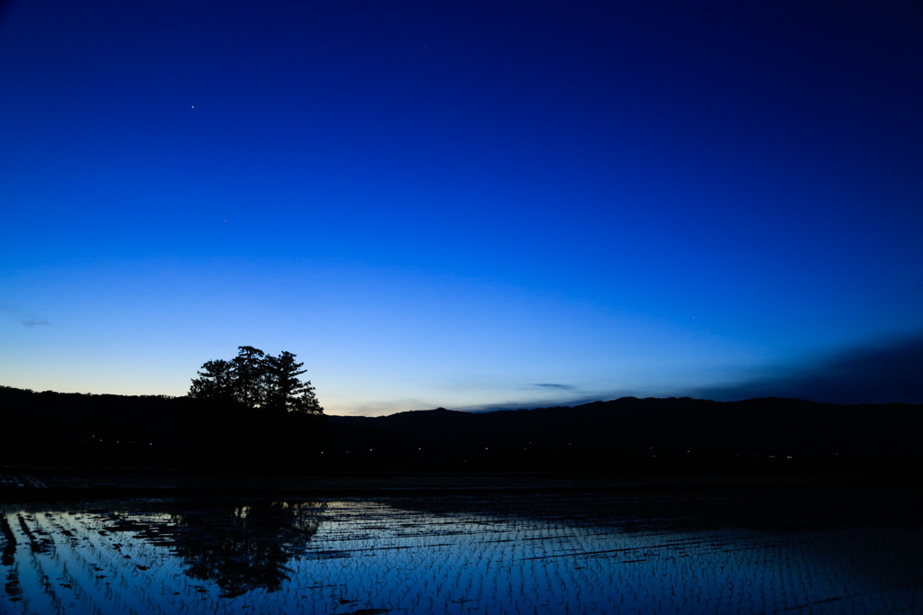 夕暮れの青。