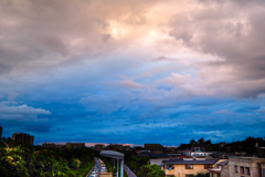 海が空に