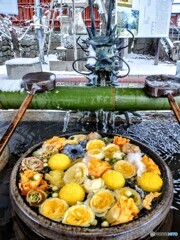 雪の日の花手水舎②　竹筒から氷柱が.....