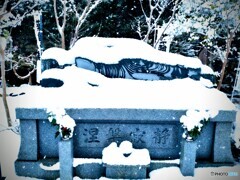 雪の布団で横たわる涅槃仏像