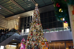 JRゲートタワー1Fの巨大クリスマスツリー