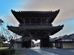 清涼寺仁王門裏側から嵐山方面を見る