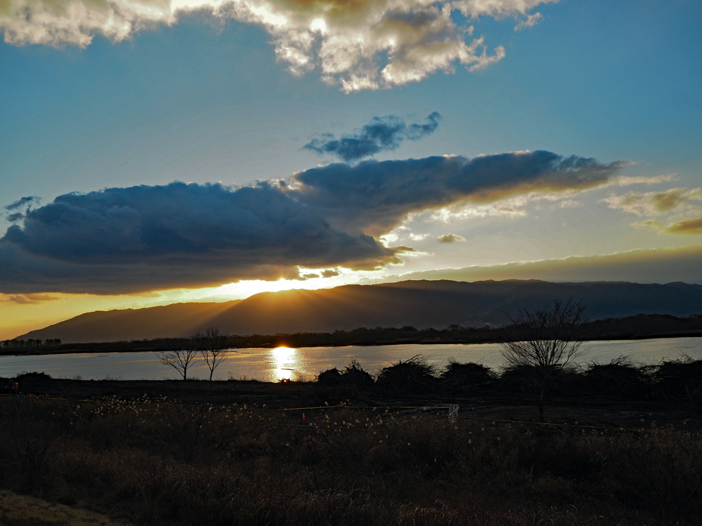 冬の川岸