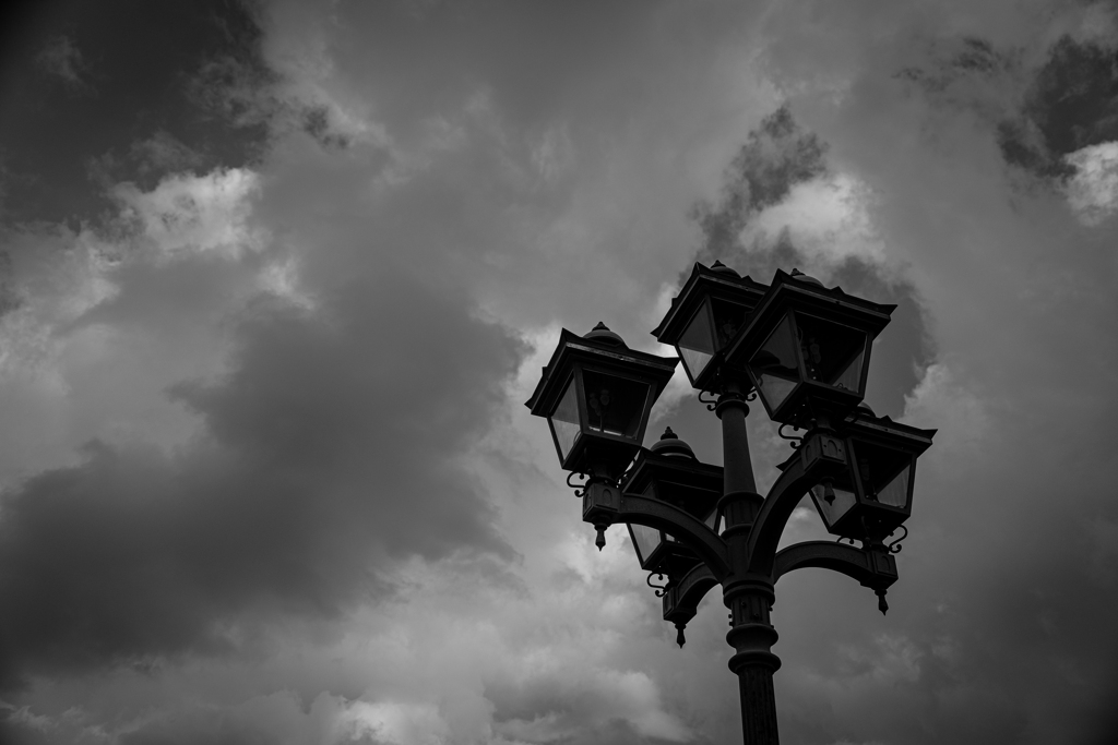 曇天の空で