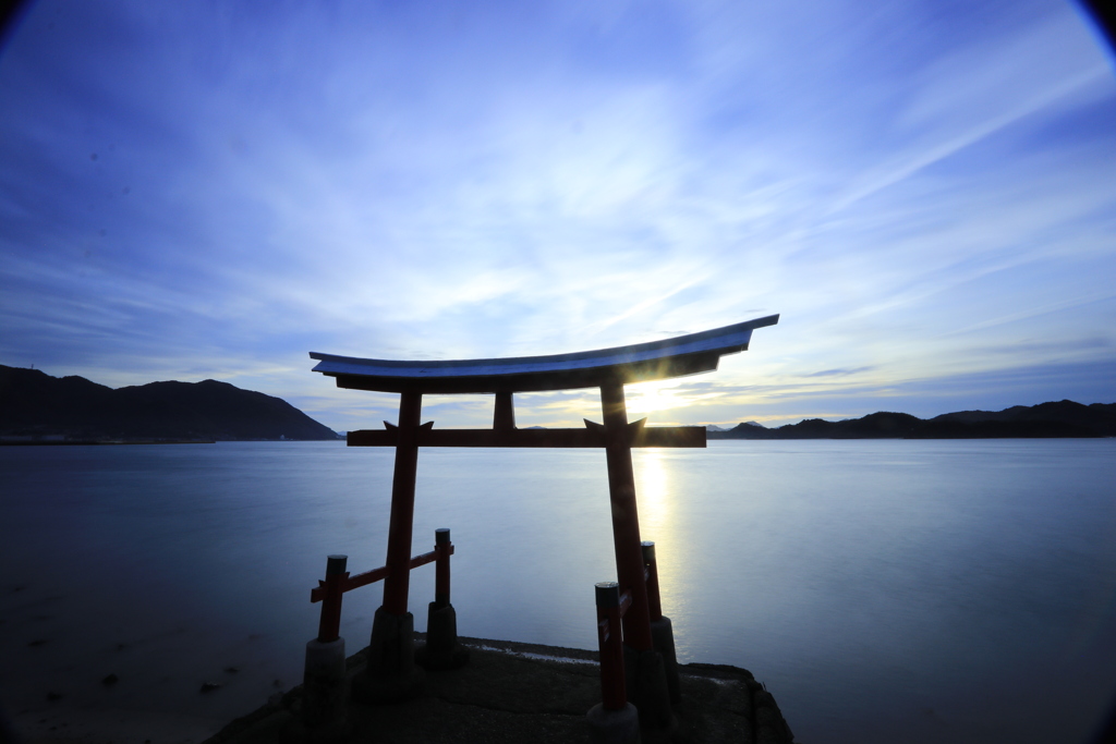 朝日を浴びる鳥居