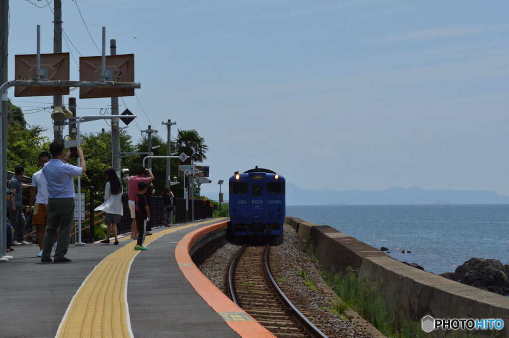 海に一番近い駅のホームにて（JR九州大村線千綿駅）