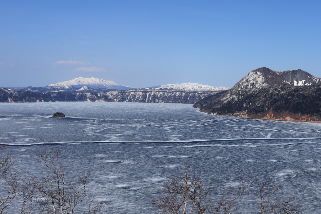 氷の摩周湖と斜里岳