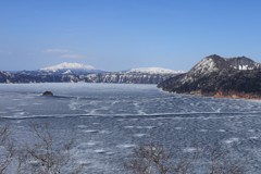 氷の摩周湖と斜里岳