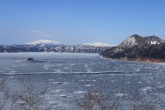 氷の摩周湖と斜里岳