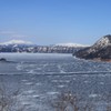 氷の摩周湖と斜里岳