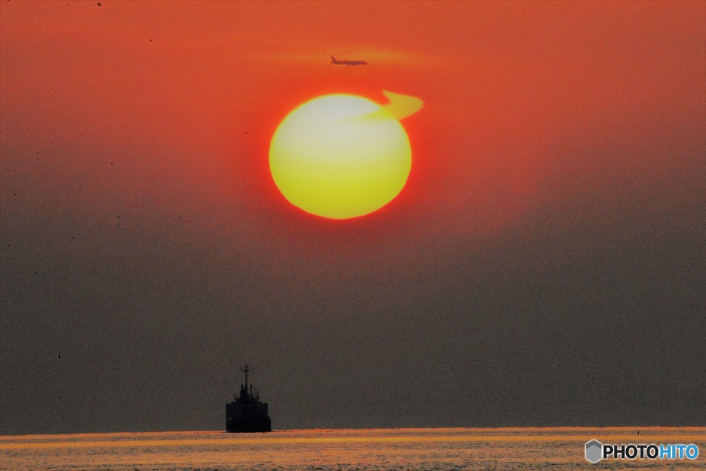 夕陽と船と飛行機