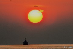 夕陽と船と飛行機