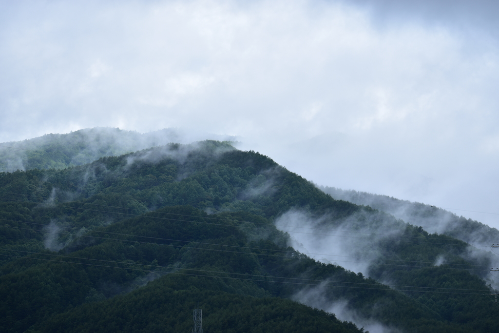 雲立ち上る山