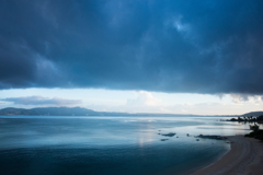 海と雨雲の狭間