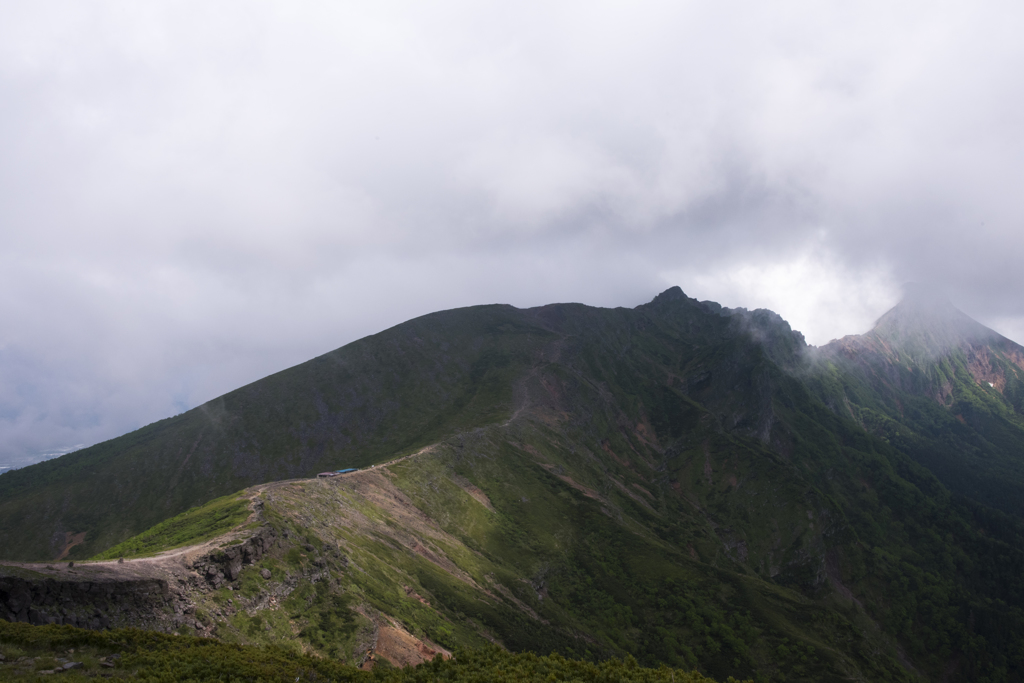 硫黄岳山頂より山荘を眺む