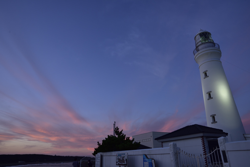 夕日の灯台
