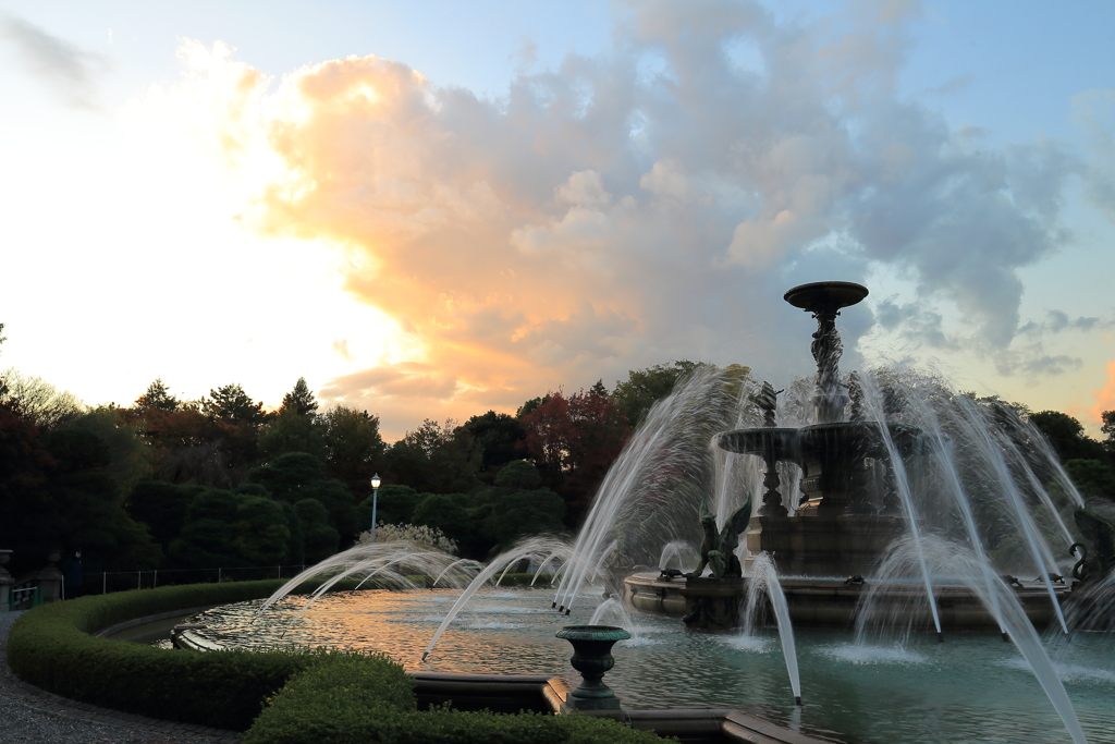 夕焼け空と噴水