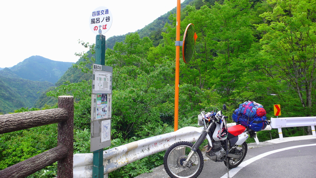 四国のバス停で一服