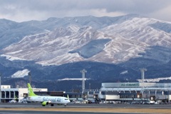 山の雪景色と阿蘇くまもと空港