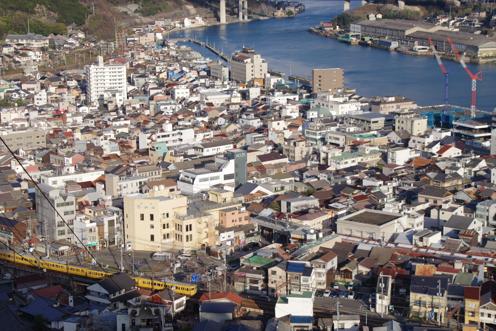 坂の町を行く① by picpiro （ID：8678304） 写真共有サイトPHOTOHITO