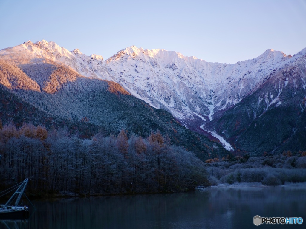 早朝の穂高の山々。