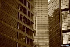 ビルに写るビル。