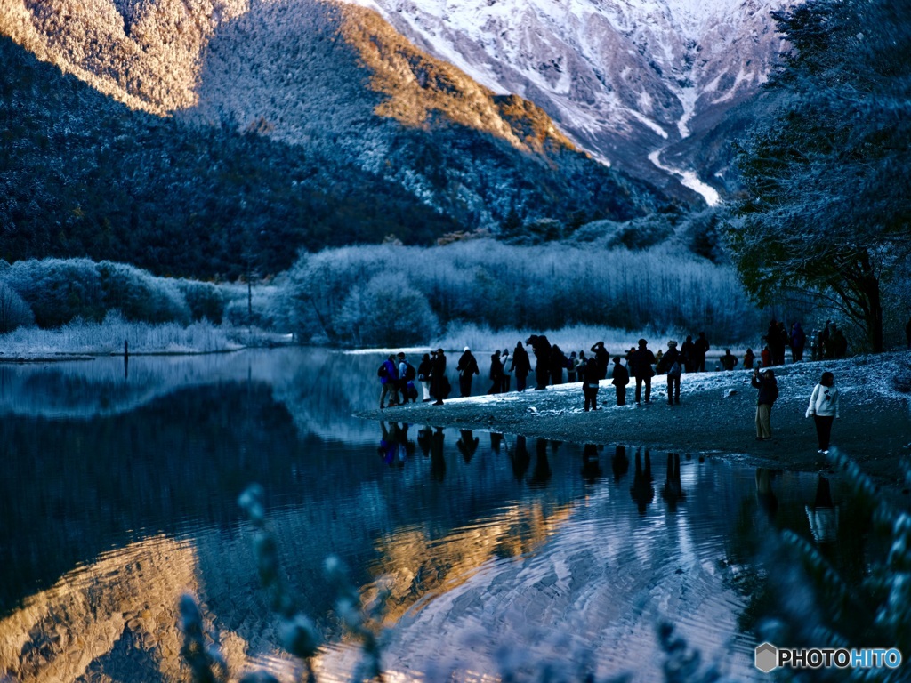 朝陽があたる穂高を見るカメラマンたち。