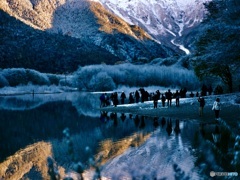 朝陽があたる穂高を見るカメラマンたち。