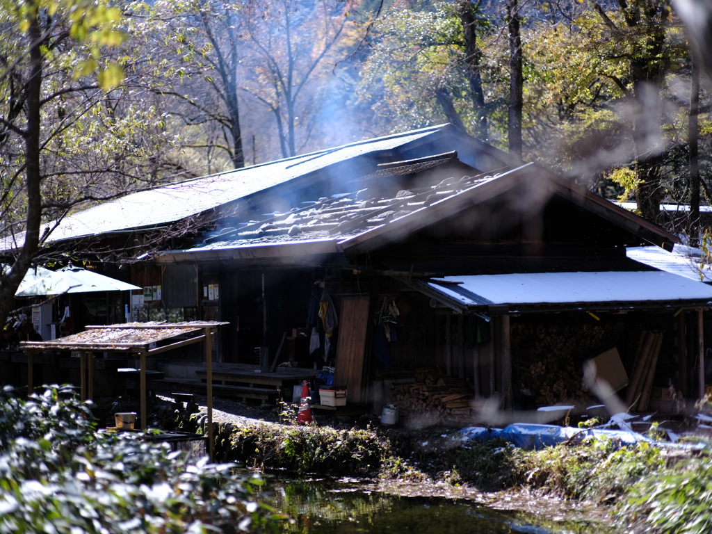岩魚を焼く煙が漂う。