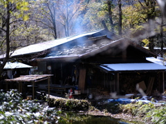 岩魚を焼く煙が漂う。