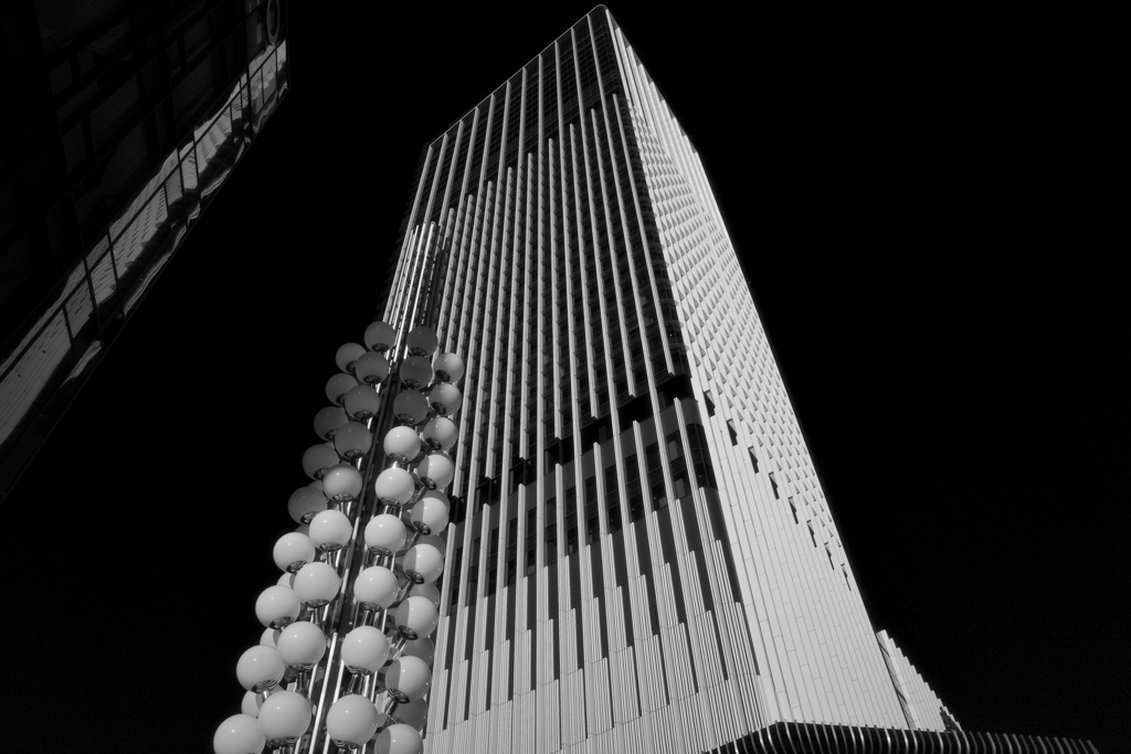 空まで伸びる線。