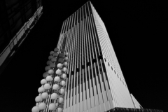 空まで伸びる線。