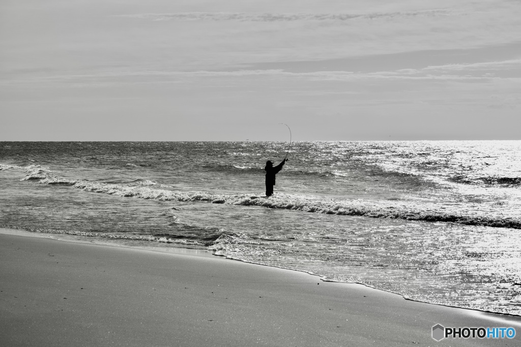 大海原で釣りをする人。