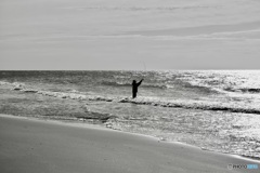 大海原で釣りをする人。