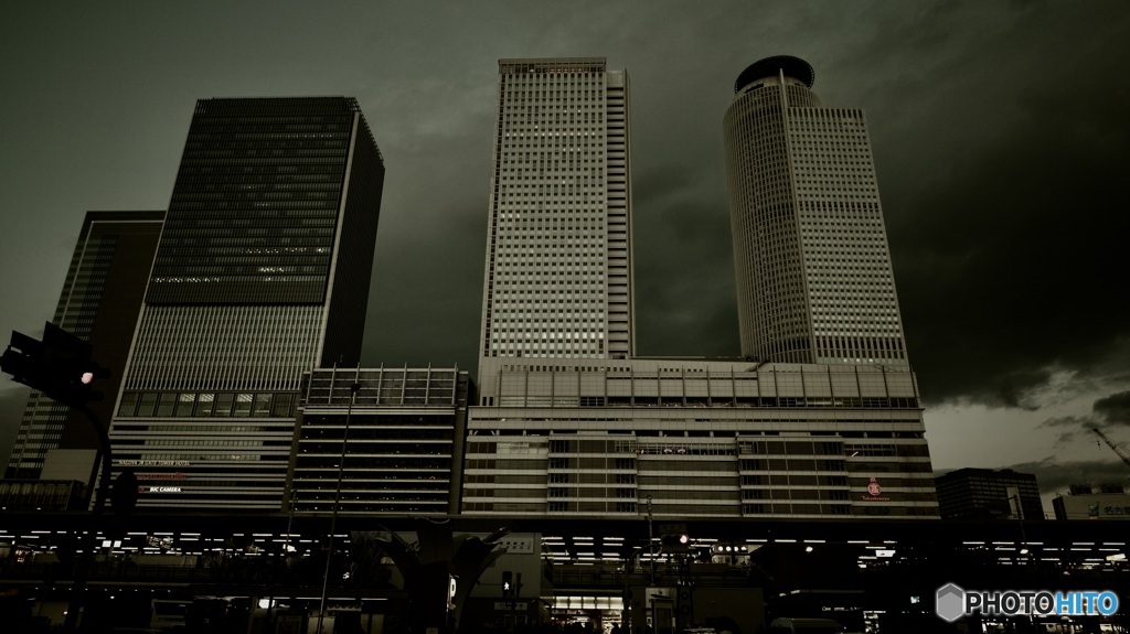 3本の高層ビル。