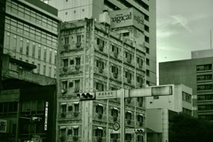 古そうに見えるビル