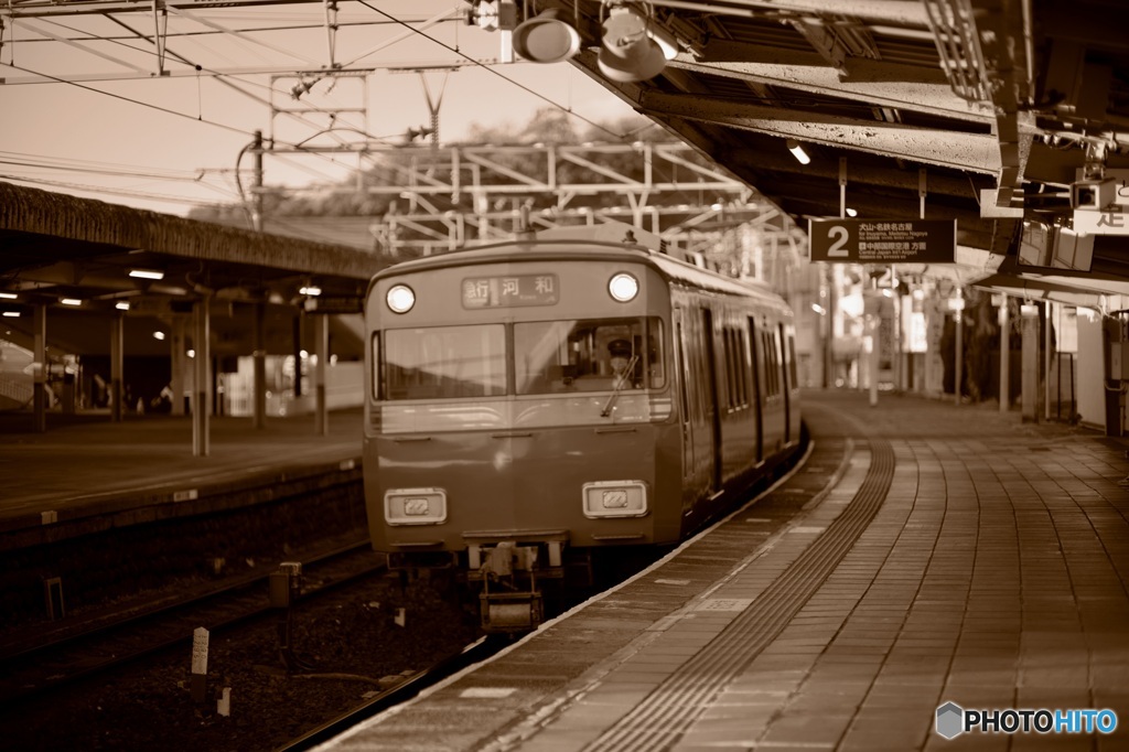 セピア色の電車。