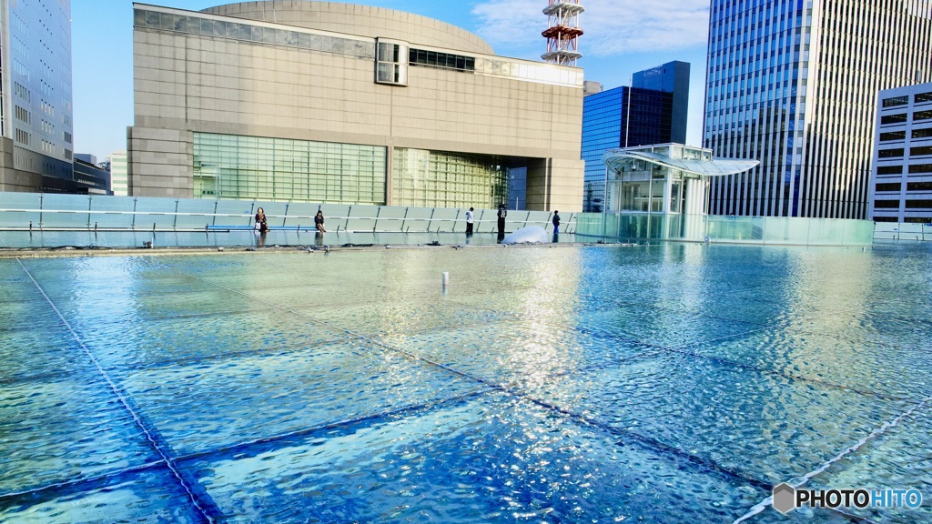 愛知県美術館前に広がる湖