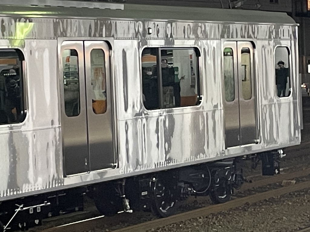 ジュラルミン素材の出来立て電車