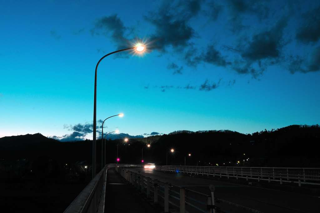 日が落ちた山道