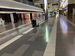 深夜の羽田空港・働き者のお掃除くん