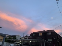 夕焼けと月