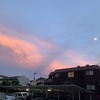 夕焼けと月