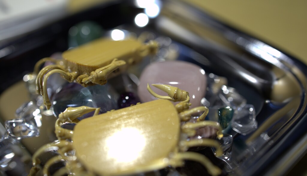 カニカニ合戦　離れて傍観　（箸置き）