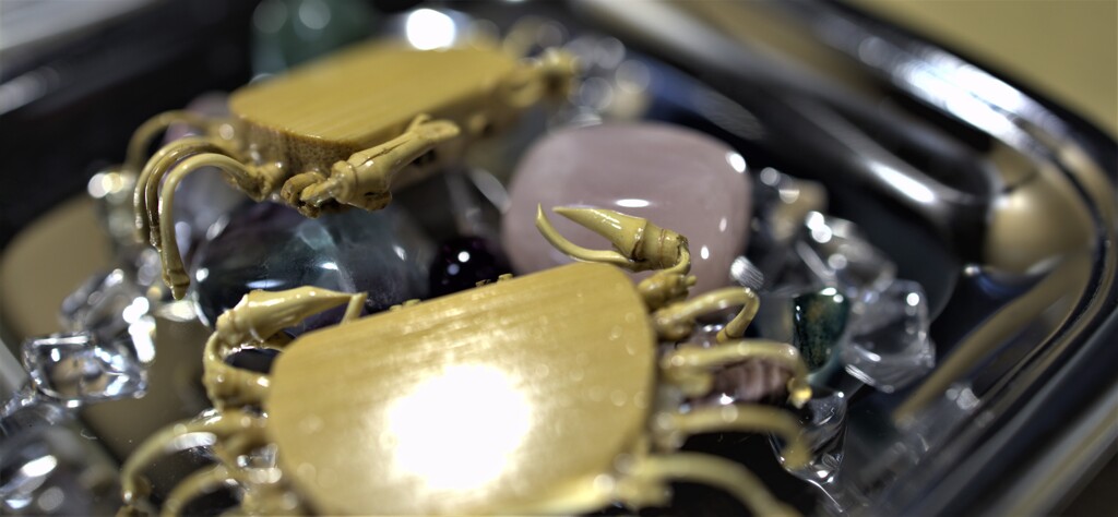 カニカニ合戦　密かに傍観　（箸置き)