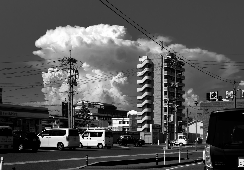 巨大積乱雲と岡山市街