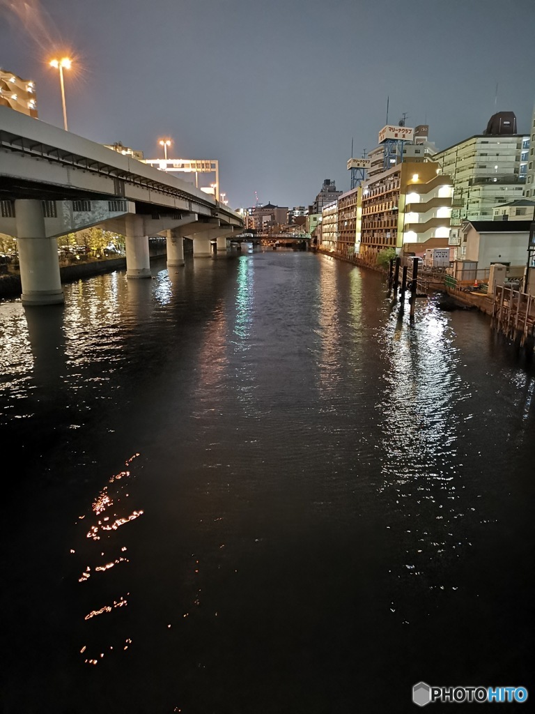 横浜の夜の川