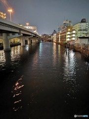 横浜の夜の川