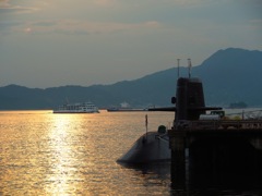潜水艦と夕陽